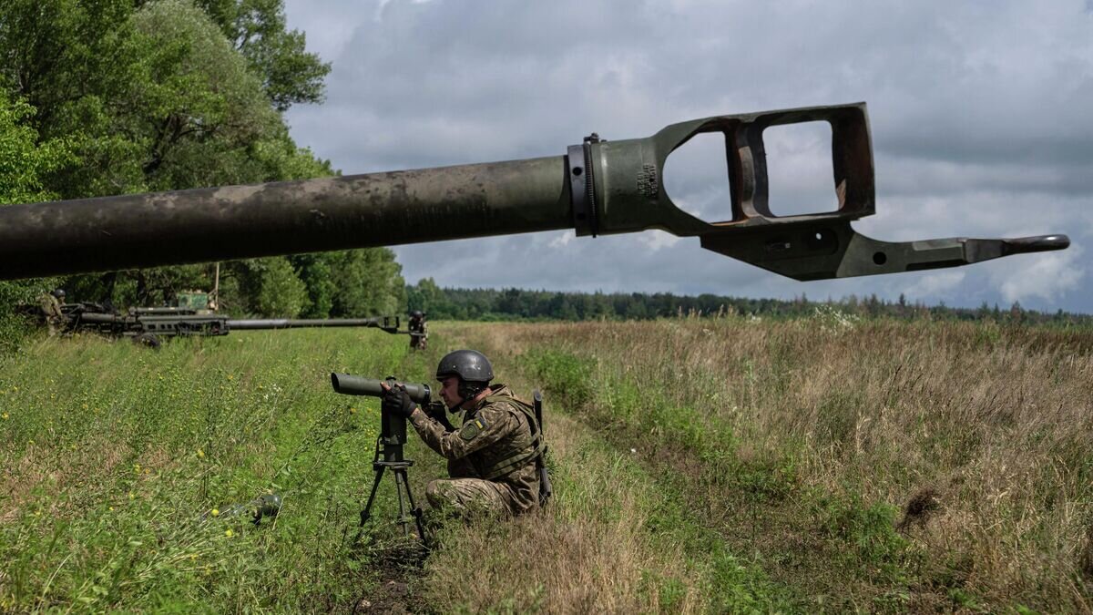    Украинские военные в Харьковской области© AP Photo / Evgeniy Maloletka