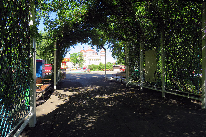 Уютные зеленые аллеи, интересные тематические площадки, веселые аттракционы - все это делает парк имени Пушкина в Саранске излюбленным местом отдыха.-15-2