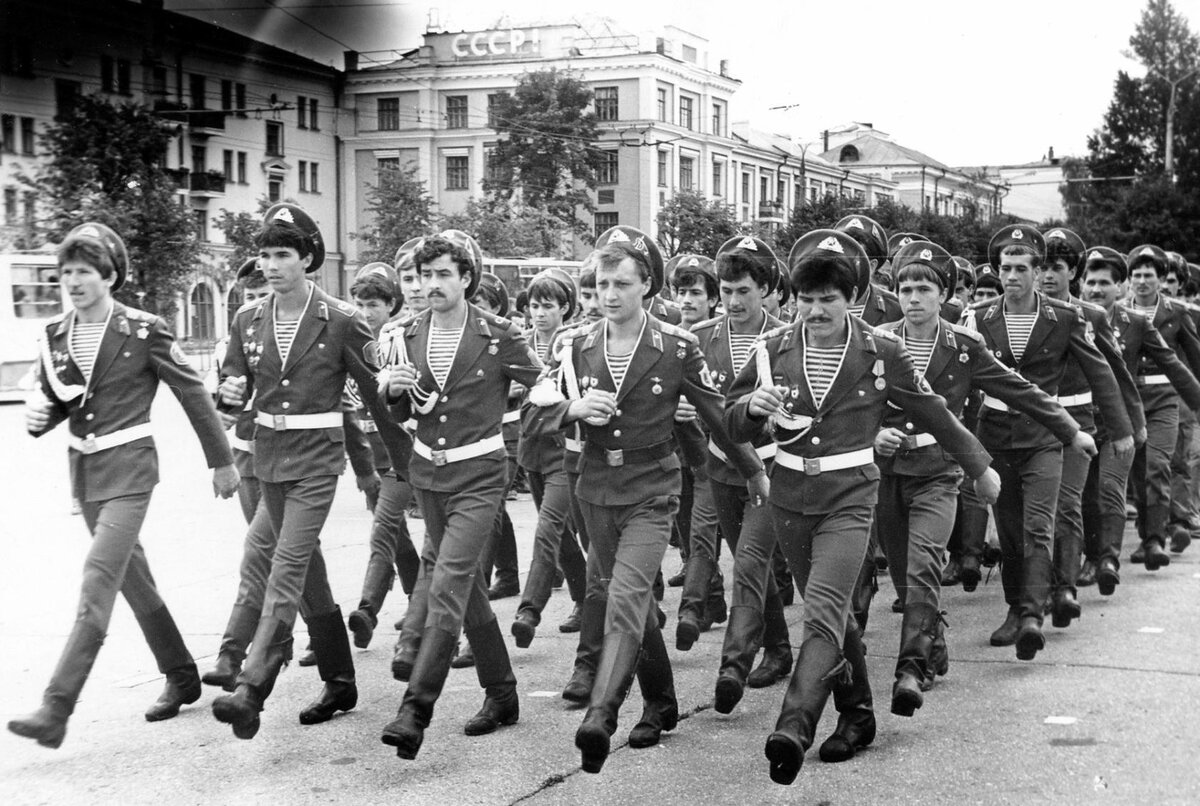 Дорогие читатели! Я начинаю публиковать мою книгу без редактирования. То есть это будут черновики в чистом и натуральном виде. 
До сих пор все мои публикации были отредактированы моими читателями бесплатно.
Единственное, что я мог предложить добровольным редакторам, это вечное  упоминание их в каждом отредактированном ими тексте.
Сейчас мои помощники находятся в зонах боевых действий и наша связь прервалась. По этому обращаюсь к вам с просьбой.
Если кто либо имеет желание помочь малограмотному писателю, помогите. 
А остальных прошу быть снисходительными к моей грамматике и пунктуации.
 Спасибо за понимание.