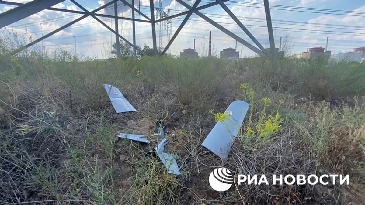    Обломки украинского дрона-камикадзе, сбитого в Энергодаре у Запорожской АЭС© РИА Новости