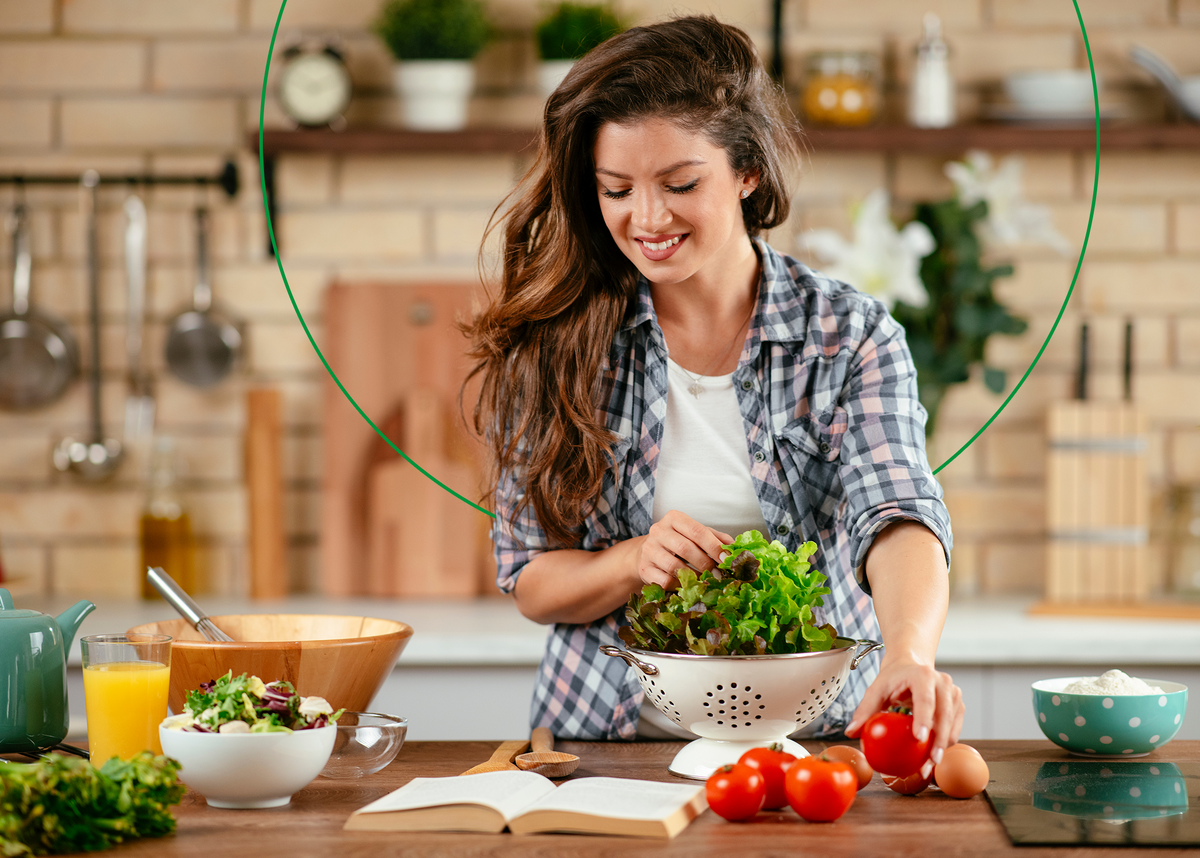 При кулинарной обработке пищи теряется 50–60% до 75–90% витамина С, поэтому не забывайте добавлять в рацион свежие овощи и зелень. 