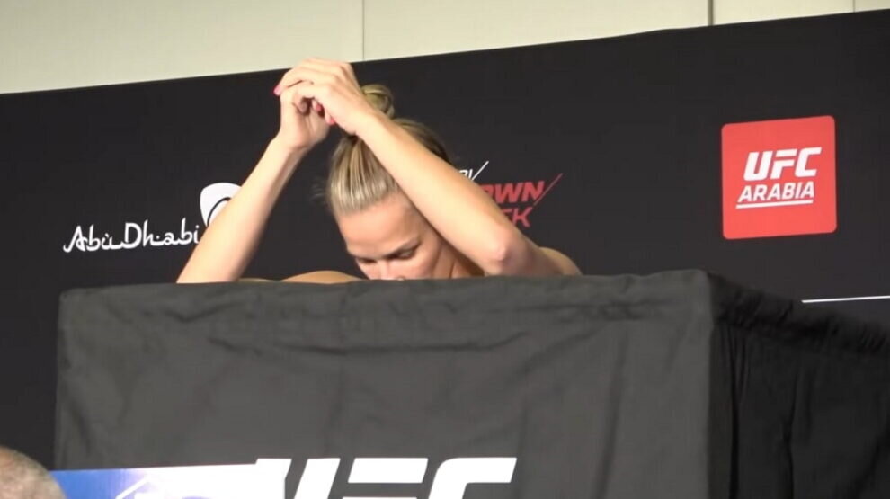    Кэтлин Чукагян на церемонии взвешивания за защитной ширмой. Фото: скриншот YouTube-канала MMA Crazy.