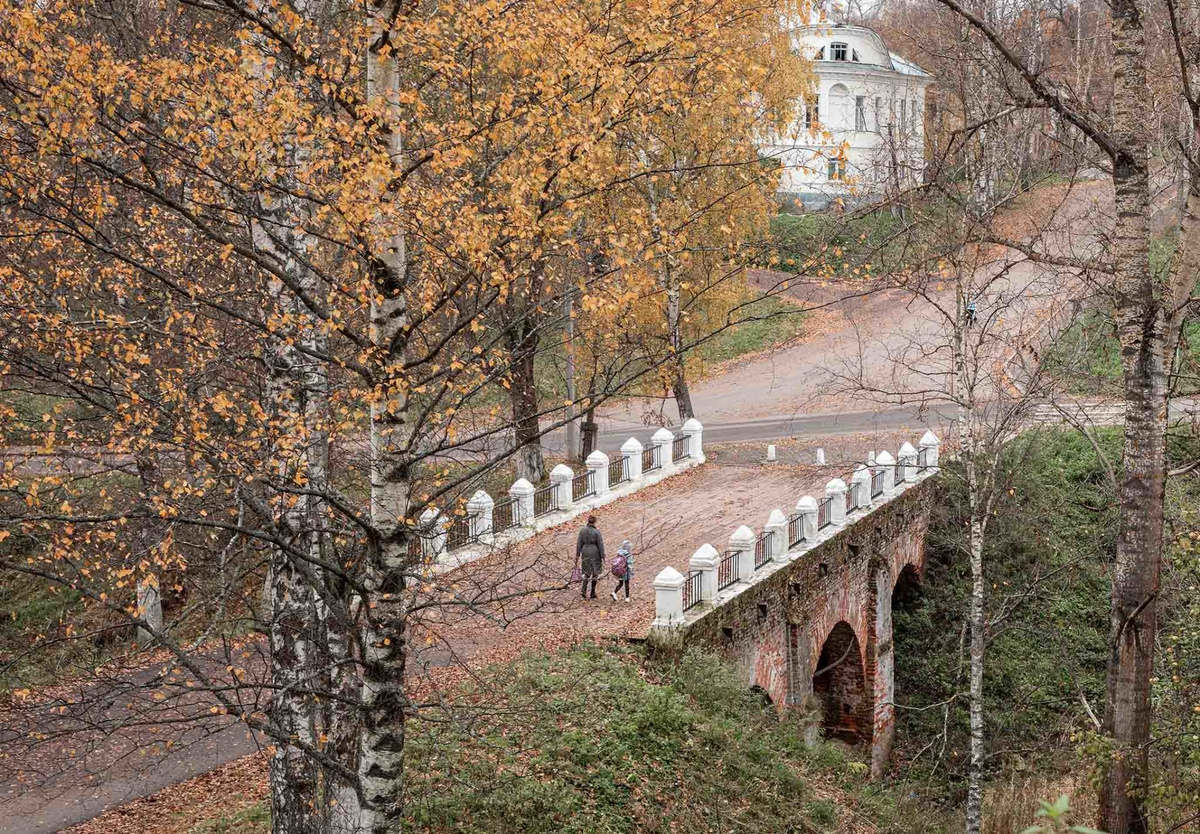 Город связано