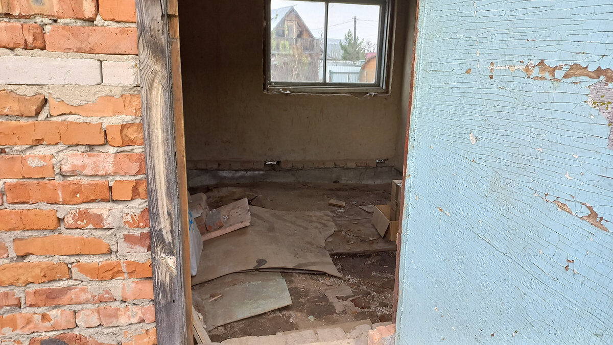 Вот так выглядел пол в комнате еще в начале этого лета