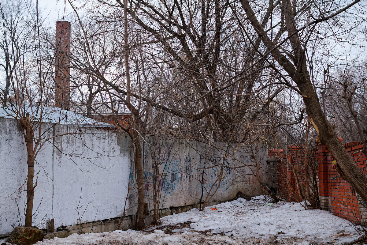 002. Вокруг - характерная для начала весны серая грязища!