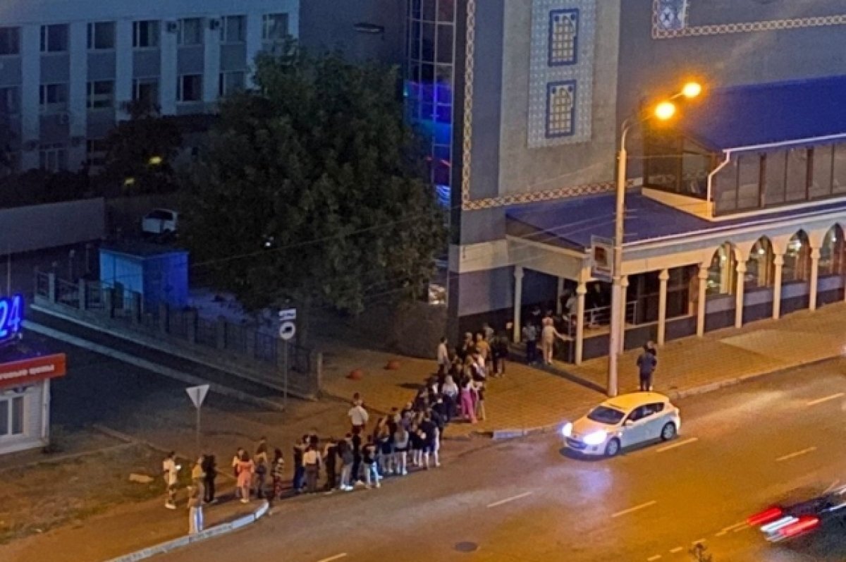    Уфимцы возмутились очередью из геев и трансвеститов к ночному клубу