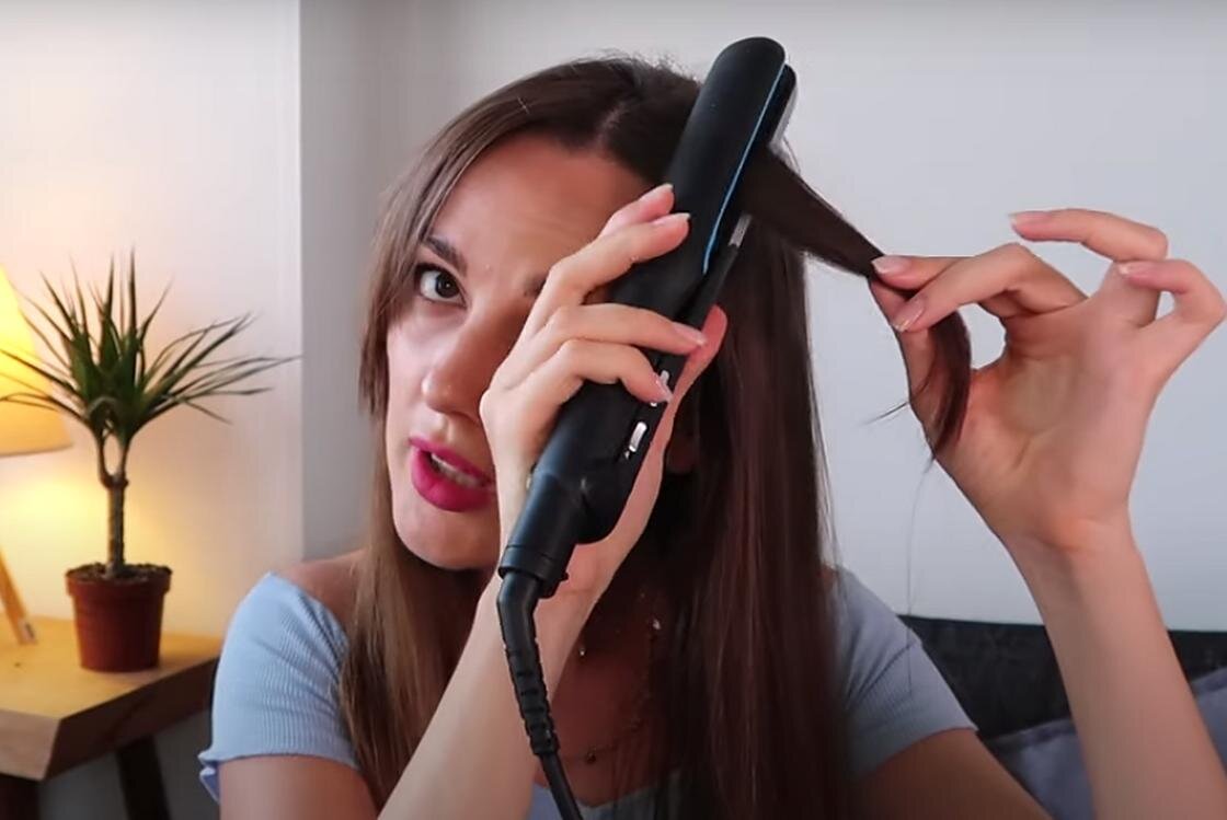    Выравнивают длинную челку утюжком:YouTube/Ellen Flare