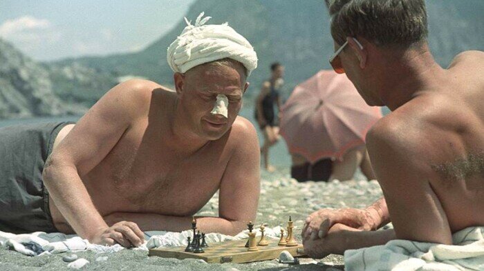 Кусочек полиэтилена на носу защищал нос от солнечных ожогов. /Фото: i.pinimg.com