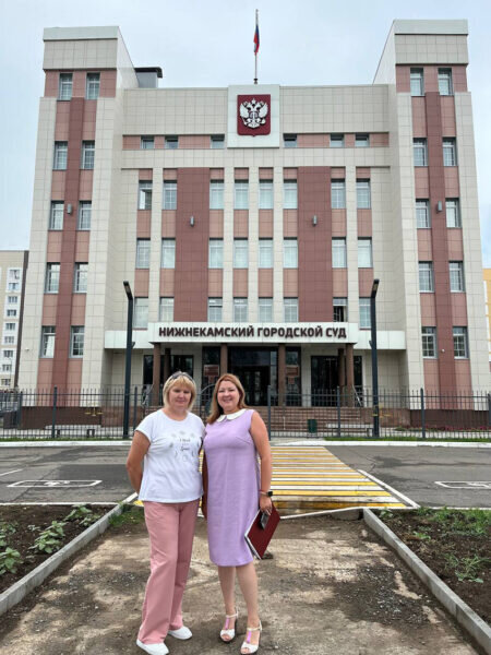    Айгуль ФАЛАХОВА с Натальей ФОМЕНКОВОЙ у здания Нижнекамского городского суда