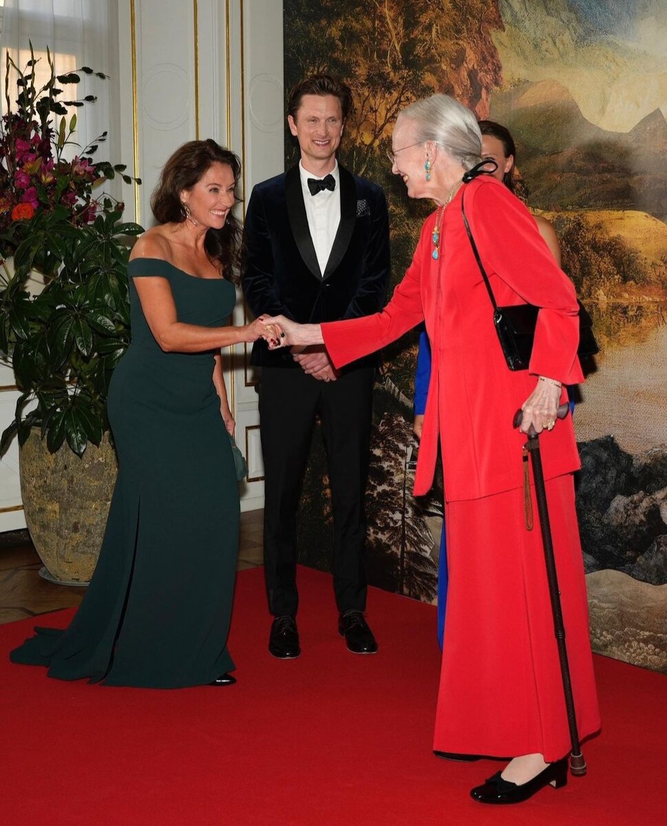 Исполнители главных ролей в фильме почтительно приветствуют венценосную художницу по костюмам.