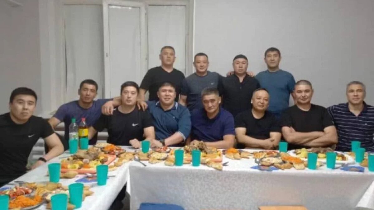 ставить во главу стола
