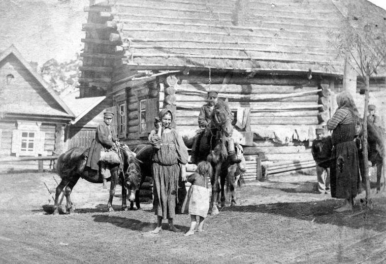 Крестьянская семья. Источник: sevastian-mos.livejournal.com