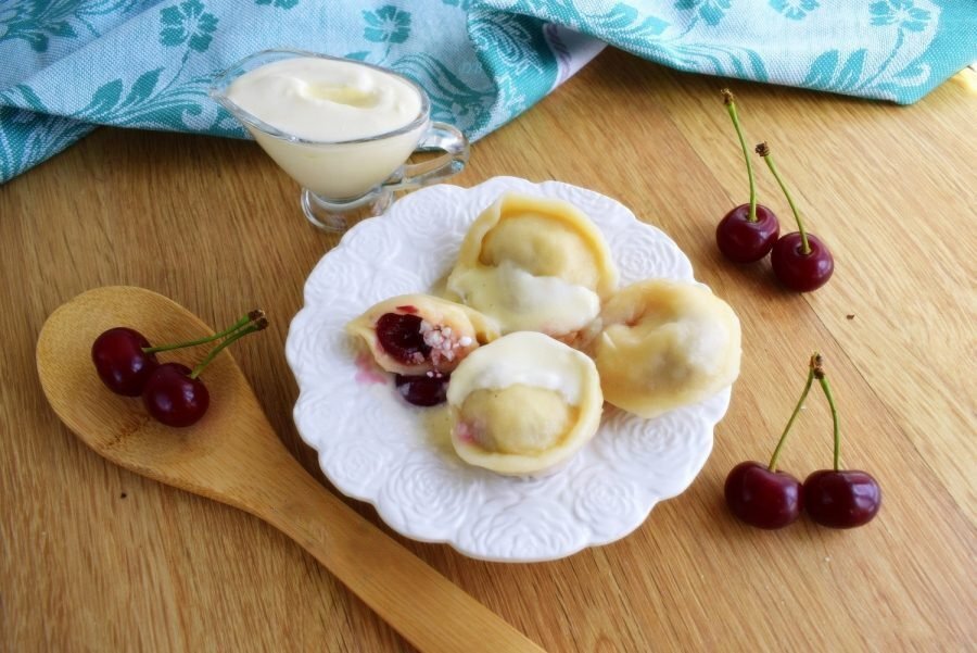 Вареники с вишней классический. Вареники с вишней. Вареники с творогом и вишней. Пельмени с вишней. Вареники с черешней и творогом.