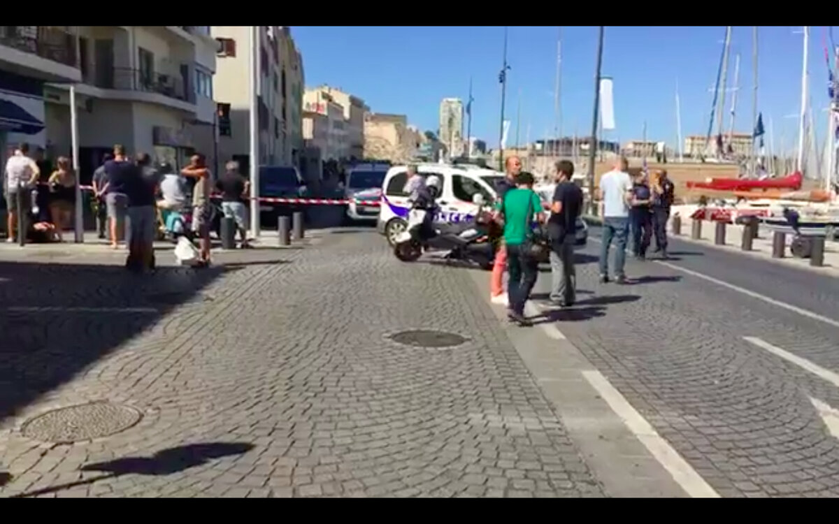 Очередной теракт в Марселе: автомобиль въехал в две автобусные остановки .