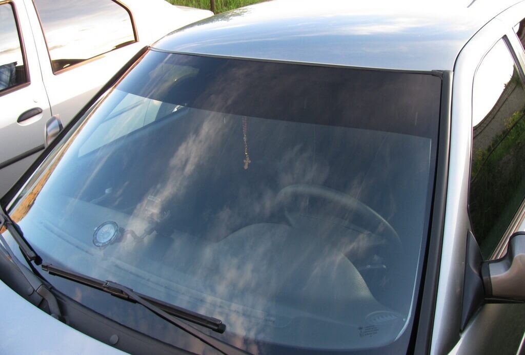 Тонировочная полоса на лобовом стекле