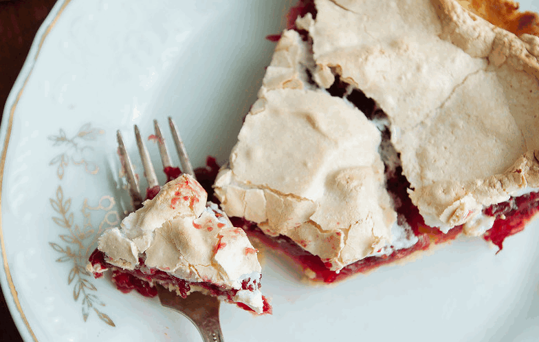 Пирог с клюквой и безе