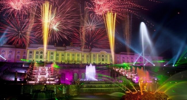 Красочное шоу закрытия фонтанов в Петергофском Петродворце