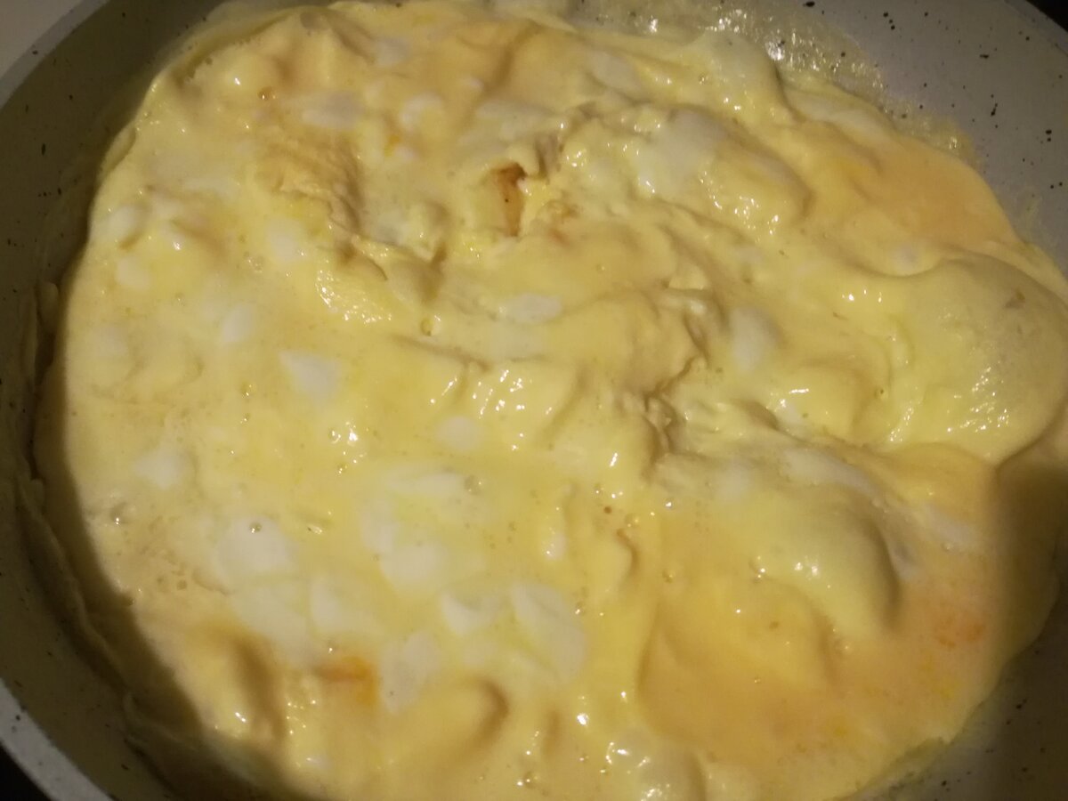 Что может быть вкуснее воздушного омлета на завтрак? Правильно, только омлет с сыром. А вы не знаете, как приготовить омлет с сыром? Я поделюсь с вами своим фирменным рецептом.