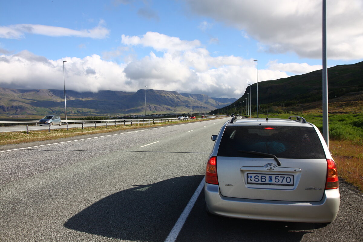 Исландия — это природы каприз!
Представьте, Исландия создана из:
Горячих ключей, ледников и огня,
Полярных ночей и полярного дня,
Вулканов, что внутренним жаром объяты,
А сверху закованы в снежные латы
А горы постарше, как старые бабки,
Закутаны в снежные шали и шапки,
Из гейзеров, вверх устремившихся, из
Больших водопадов, стекающих вниз,
Из тёплой зимы и холодного лета...
Ах, как изумительно вместе всё это!
Что можно сравнить с этой дивной страной?
Ну, разве — большой холодильник в парной!

Усачев А.А.
