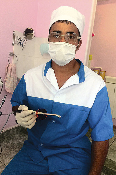 Я же профессионал! В свое время, чтобы пахать землю в питомнике под ягоды, наша семья купила два трактора «Беларусь». На одном работал я, на другом – старший брат Ильшат. Эту технику мы с ним пригнали в Уфу и приступили к работе. Я разместил в Интернете объявления, что выполняем уборку снега с заключением договоров на всю зиму. Откликнулись десять организаций: предприятия, несколько гостиниц. Столько же точек я обслуживал, когда работал дворником в студенчестве. Но если раньше приходилось махать лопатой, то теперь всю работу делал на тракторе. Но и это, поверьте, нелегко. В снегопады мы с братом сутками не слезали с железных коней, чтобы успеть убрать появлявшиеся сугробы.// Фото: Личный архив