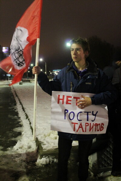 Бабушка и слов-то таких, поди, не знает, но встала в ряды классово близких пенсионеров: «Просто посмотреть».