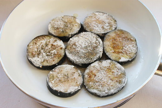 
Способ приготовления:
Баклажаны вымыть, отрезать плодоножки. Нарезать кружками толщиной 7-8 миллиметров.

Сложить синенькие в миску, хорошо посолить и дать постоять 20-25 минут (чтобы убрать горечь).

Затем промыть холодной водой и отжать, чтобы удалить излишки влаги. Посыпать кружочки баклажанов базиликом и перемешать. Затем обвалять ломтики в муке.

Обжарить с двух сторон на раскаленном растительном масле. Когда нижняя сторона баклажана подрумянится, перевернуть на другую сторону и жарить до готовности.
