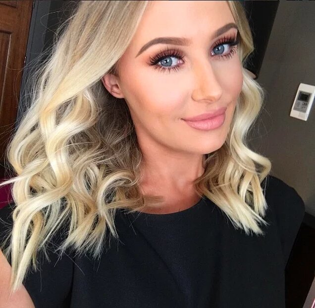 Заметьте, именно румянец, а не тщательно прорисованные скулы, как у Ким Кардашьян. Нежные розовые румяна, нанесенные легким прикосновением кисти, придают лицу сияние и здоровый вид. Мужчина, конечно же, вряд ли сделает комплимент по поводу ваших румян, но он обязательно это оценит интуитивно.