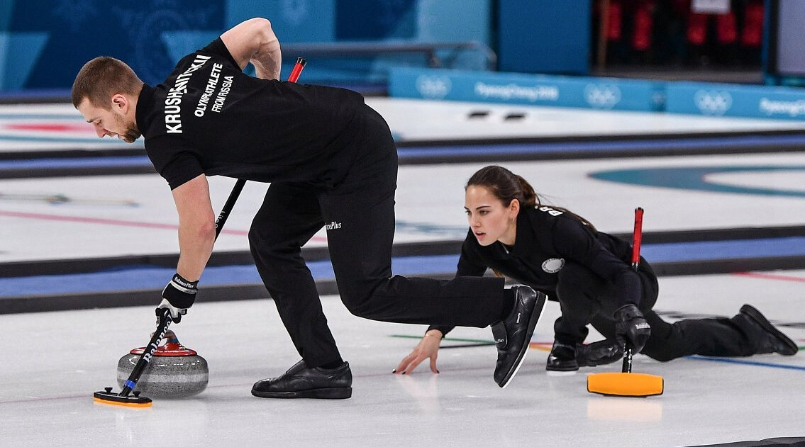 Керлинг пары. Керлинг пары. Керлингист александр крушельницкий. Александр крушельницкий керлинг. Керлинг пары.