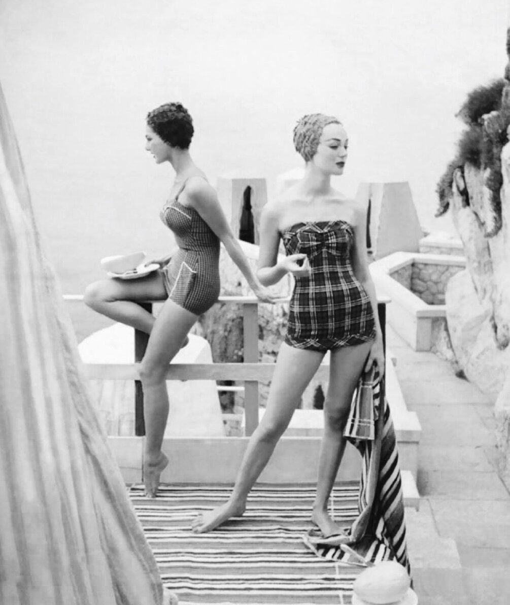 История купальника. Коко шанель в купальнике. История купальника. Купальные костюмы 1900. Женщины в ретро купальниках.