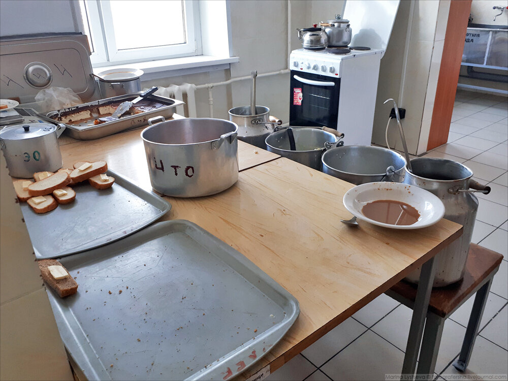 В зависимости от смены, по утрам в коридоре раздавалось "Терапия, завтракать!!!" либо в палату заглядывал кто-то из соседей и интересовался "А вы чего еще не обедали?"
Столовая разделена на две зону - раздаточную и ту, где принимают пищу.

