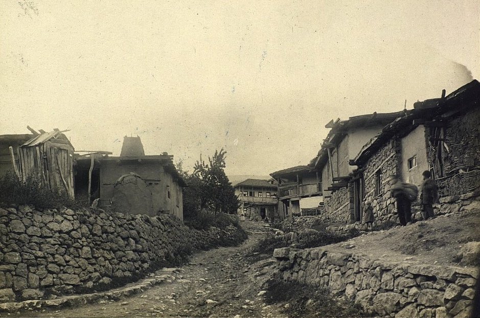 Улица в деревне Корбеклы. Начало 20 века. Из собрания музея "Кунсткамера"