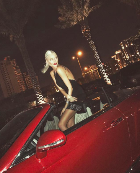 Недавно Алена отметила свое 25-летие в Дубае, в программе празднования роскошный красный Bentley, фуршет в ресторане люкс, а также десятки букетов от поклонников.