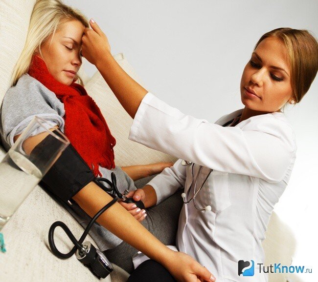 
С гипертонией сталкивался практически каждый, прочувствовав ее на себе или помогая справиться с недугом своим близким людям. Многие из нас даже не догадываются о том, что организм уже давно подает первые звоночки того, что заболевание вот-вот даст о себе знать в полной мере, поэтому следует обращать внимание на проявления повышенного давления. 
