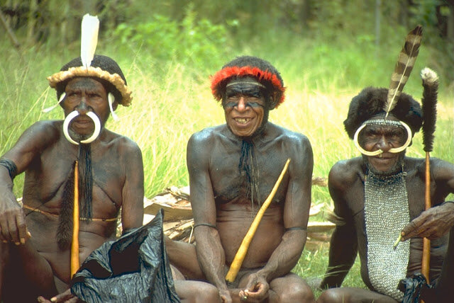 В теме движения одним из важнейших вопросов является проблема вреда сидения. Сидеть вредно и сидение наносит нам серьезный ущерб и можно вполне сказать, что «Сидение это новое курение». Ведущие эксперты соглашаются: сидение (больше 10 часов в день) фактически вызывает больше проблем со здоровьем, чем курение. Последствия для здоровья наступают одинаково для всех людей: всех возрастов, обоих полов, всех рас и стран. Отметим, что сидеть намного вреднее, чем стоять или лежать.
Сидеть вредно: как стул заставляет вас страдать.



В Британии около 32% британского населения в сидячем положении проводят более 10 часов в сутки. Из них 50% крайне редко покидают рабочее место и даже обедают за офисным столом. Отмечается, что около половины офисных работников жалуются на боли в нижнем отделе позвоночника. 



