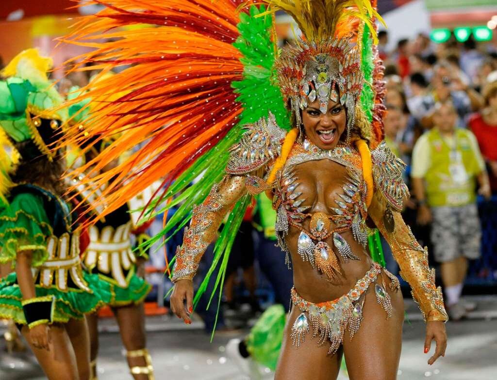 Brazilian dança. Бразилия парад в Рио де Жанейро. Карнавал Рио (Rio Carnival). Бразилия фестиваль Рио де Жанейро. Бразильянки на карнавале в Рио-де-Жанейро.