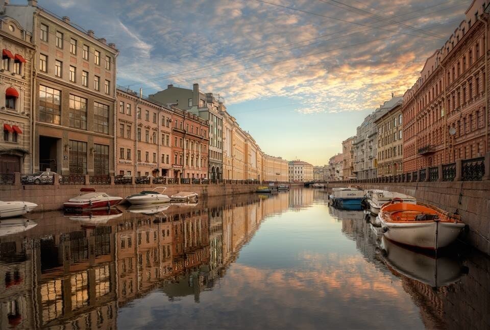 Петербург - очень красивый город. Но устроиться тут будет не очень легко