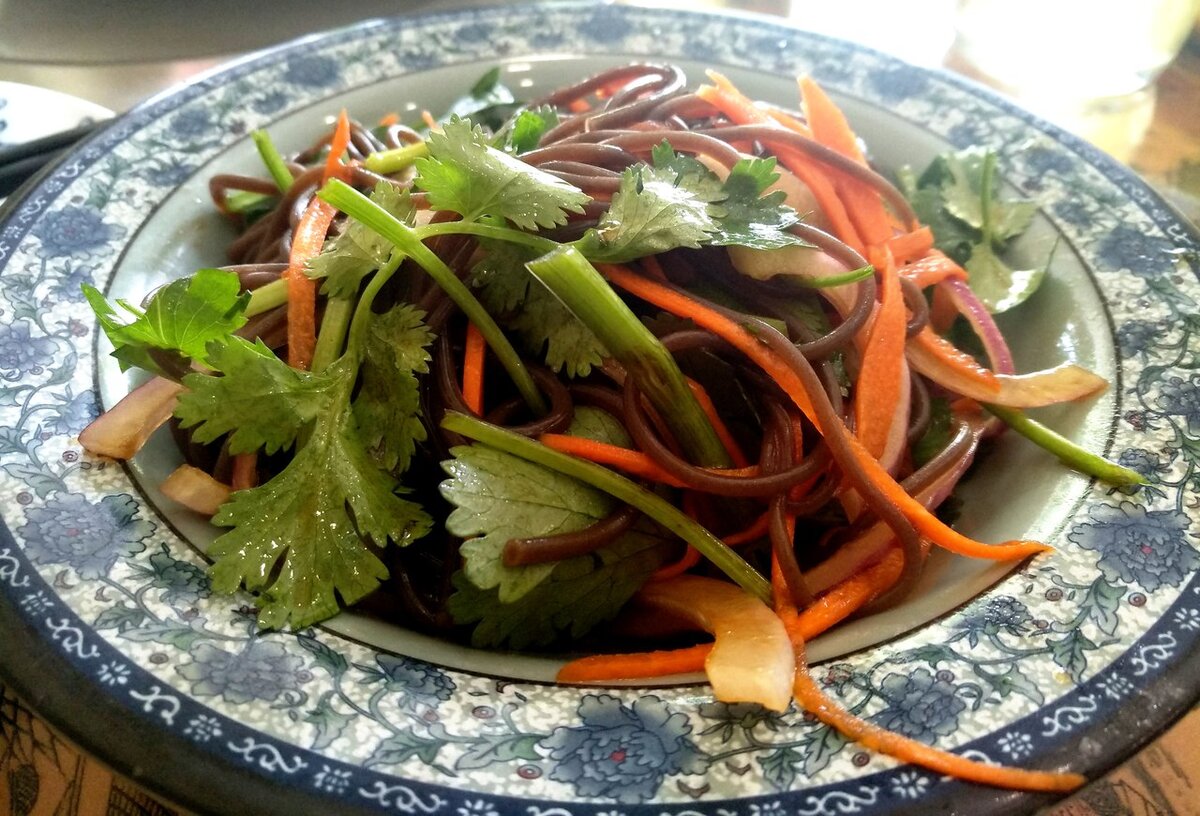 Лапша с кинзой и овощами в соевом соусе.

