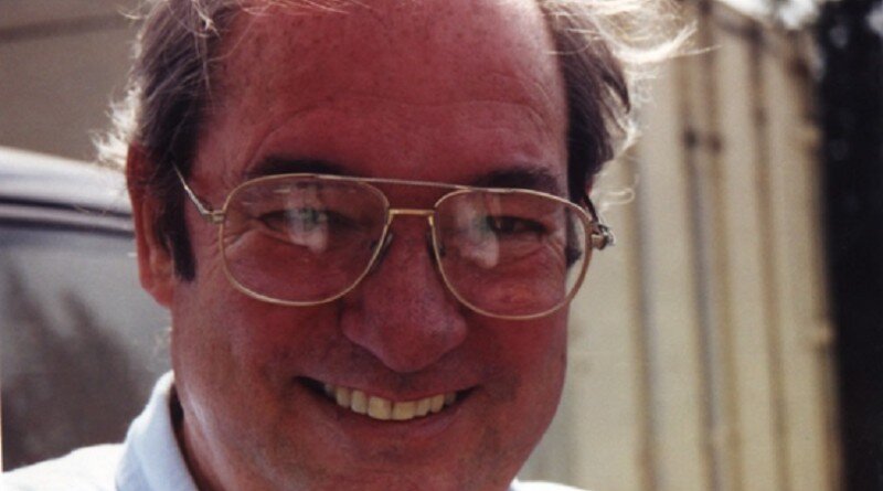 Милтон Уильям Купер (1943-2001) - американский писатель, парень с пиратским радио и популяризатором теории заговора. Купер сообщал, что до 1975 года он служил в Американском Флоте. Его громкий выход на сцену уфологии был связан с материалами о пребывания инопланетян на Земле, которые должен был видеть, будучи в армии. В последующие годы он отошел от уфологии в пользу других теорий заговора. Был застрелен в 2001 году при попытке ареста. Соседи обвиняли его агрессивном поведении и создании угрозы для общественной безопасности