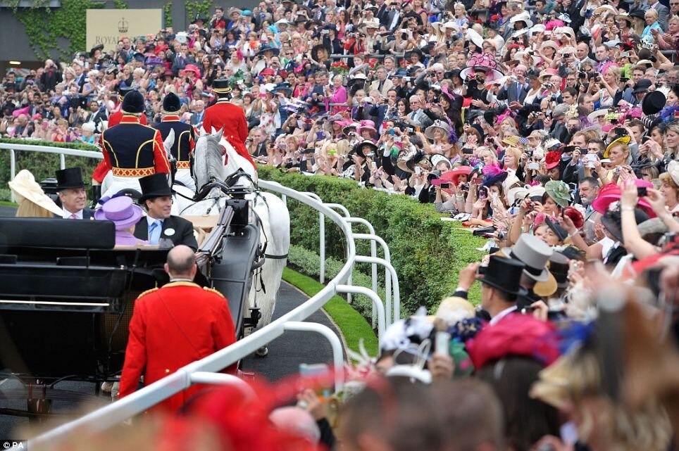 В этом году королевские скачки в Аскоте будут проходить 19-23 июня. Royal Ascot входит в список самых популярных событий в Британии.-2