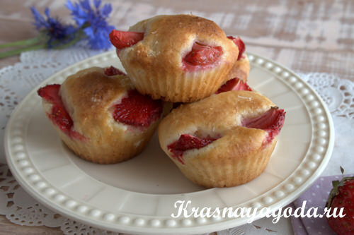 В  сезон красной ягоды появляется желание как можно чаще наслаждаться ее  вкусом. Сочные и ароматные плоды отлично сочетаются с жирной сметаной,  взбитыми сливками, мороженым или кусочком свежего батона.