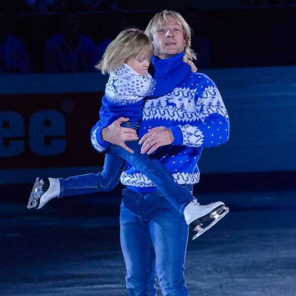 «Сейчас я не могу кататься из-за проблем с шеей. Не могу поворачивать шею. Я готовился к выступлениям, тренировал непростые прыжки. Но я получил травму. Надеюсь скоро вернуться. Я буду здоровым, сильным, и никогда не сдамся. Сейчас я прохожу интенсивное лечение, чтобы быстрее восстановиться. И я прошу прощения, что не смогу выступать. Я знаю, что вы готовились к встрече со мной. Я очень огорчен. Спасибо за понимание», — написал Плющенко.Евгений Плющенко учит сына фигурному катанию // Фото: Инстаграм