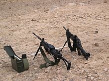 Пулемёт Негев (слева) и карабин M4A1 (справа).