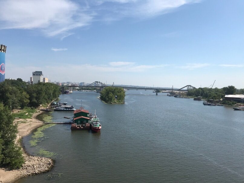 Длина моста — 667 метров, ширина проезжей части — 22 метра, три полосы движения в каждую сторону 