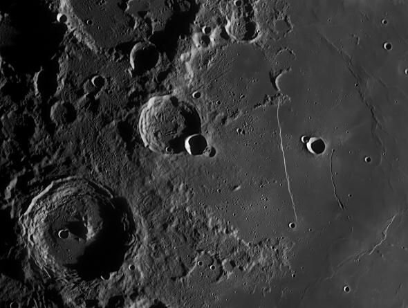 Саму Луну прекрасно видно, и фотографиями полон интернет. Но самые детальные фотографии все какие-то одинаковые, причем изображены на них кратеры размерами в сотни и тысячи километров.