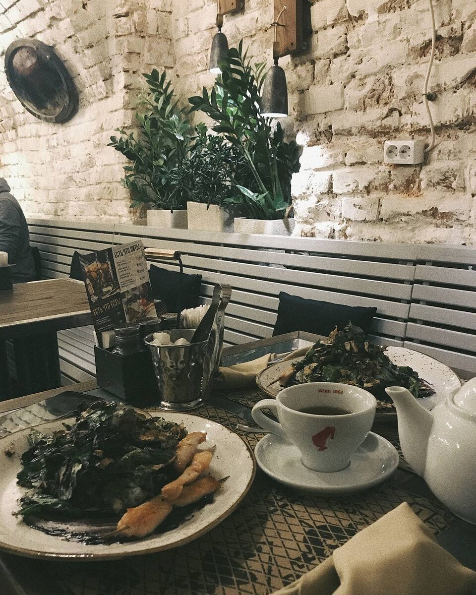               Салат Цезарь с черным соусом и индейкой.