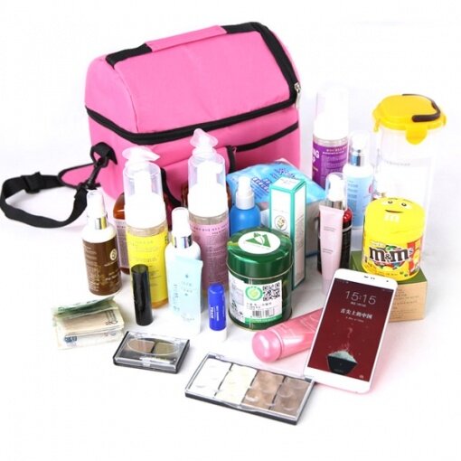  В основу такой сумки входят толстые стенки, внутри которых находиться специальная термоизолирующая пена. Это сделано для того чтобы все продукты находящиеся в сумке были изолированы от воздействия температуры внешней среды. То есть в термосумке продукты будут значительно медленнее охлаждаться.
 Если в дорогу вы решили взять горячие блюда, их лучше всего завернуть в полотенце либо же использовать специальные генераторы холода.
 Для того чтобы купить надежную и качественную теромсумку, которая станет вашей помощницей в дороге, нужно прислушаться к советам, приведенные ниже:
 1. Размеры сумки. Чем больше будет объем, тем больше в ней будет находиться аккумуляторов, которые дольше смогут сохранять необходимую температуру. Здесь все зависит только от ваших потребностей. В продаже существуют как совсем маленькие сумки, вмещающие в себя несколько бутербродов, так и довольно объёмные и тяжелые сумки.
 2. Используемый материал. Существует два варианта – мягкая сумка или пластиковый контейнер.Контейнеры имеют более плотные стенки, за счет чего температура в середине на 20 градусов ниже, чем на улице. А вот сумки обеспечивают режим на 15 градусов ниже температуры окружающей среды.
Снаружи термосумка должна изготавливаться из прочной ткани, которую потом можно будет мыть. Посмотрите, внутри сумка должна быть сделана из фольгированного материала. Обязательно нужно посмотреть какой толщины стенки изделия. Если стенки менее 8 мл, готовьтесь к тому, что продукты в ней смогут сохраняться не более 3 часов.
 3. Аккумуляторы. Это то, что обязательно должно входить в состав изотермических контейнеров. Зачастую они есть в комплекте, но так же их можно докупить дополнительно. Наполняются такие аккумуляторы в основном гелем, и имеет срок службы до тех пор, пока не лопнет пластик.
 4. Замочки и защелки. Важно чтобы сумка имела специальные ремни для удобной транспортировки.
Не у каждого есть возможность приобрести термосумку, не расстраивайтесь, я вам подскажу, как ее можно сделать своими руками. Для этого вам нужно приобрести в строительном магазине следующие позиции: широкий и двусторонний скотч, а так же фольгированный утеплитель. Также нужно подыскать дома в старых вещах сумку, с которой можно будет сделать маленький холодильник. Из фольгированного утеплителя вырезаем крест, размерами на 5 сантиметров меньше стороны сумки. Так чтобы после склеивания у вас получилась коробка. Соединяем боковые части широким скотчем, и помещаем внутрь сумки, фиксируя двусторонним скотчем. Так же не забудьте о верхней крышке. И все сумка готова!
Термосумки очень удобны и практичны. Покупать в магазине или сделать самому, решать только вам. Путешествуйте и пусть ваш отдых приносит вам только радость!