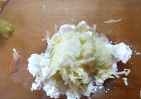 Шаг 1 Творог выкладываем в глубокую тарелку, добавляем тертые на крупной терке яблоки.