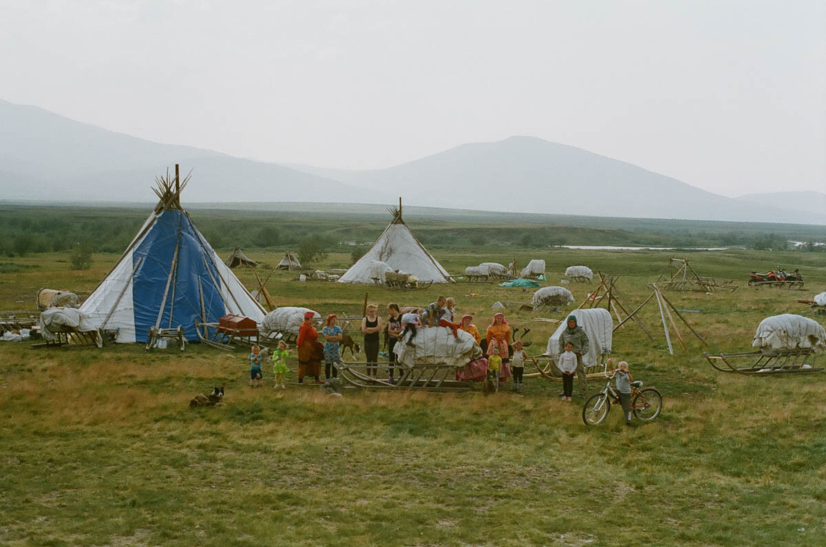 Большую часть года оленеводы живут в чумах, хотя у многих есть квартиры в крупных городах: Воркуте, Лабытнанги, Салехарде и их окрестностях.