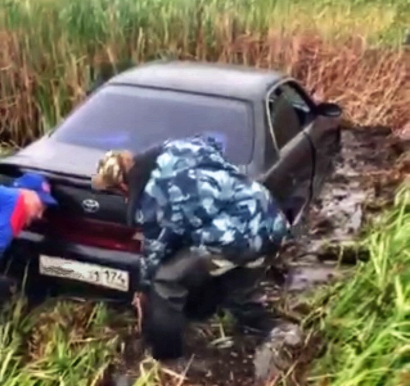 Если водитель бросил клич "Пацаны, смотрите как я умею!", то в России это означает только одно - надо идти в ближайшую деревню за трактором.