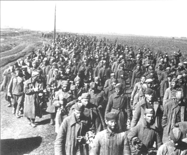 Киевский котел 1941 года. Киевский котёл 1941 пленные. Киевский котел 1941 военнопленные армии. Пленные под Вязьмой в 1941. Вяземский котел 1941 года военнопленные.